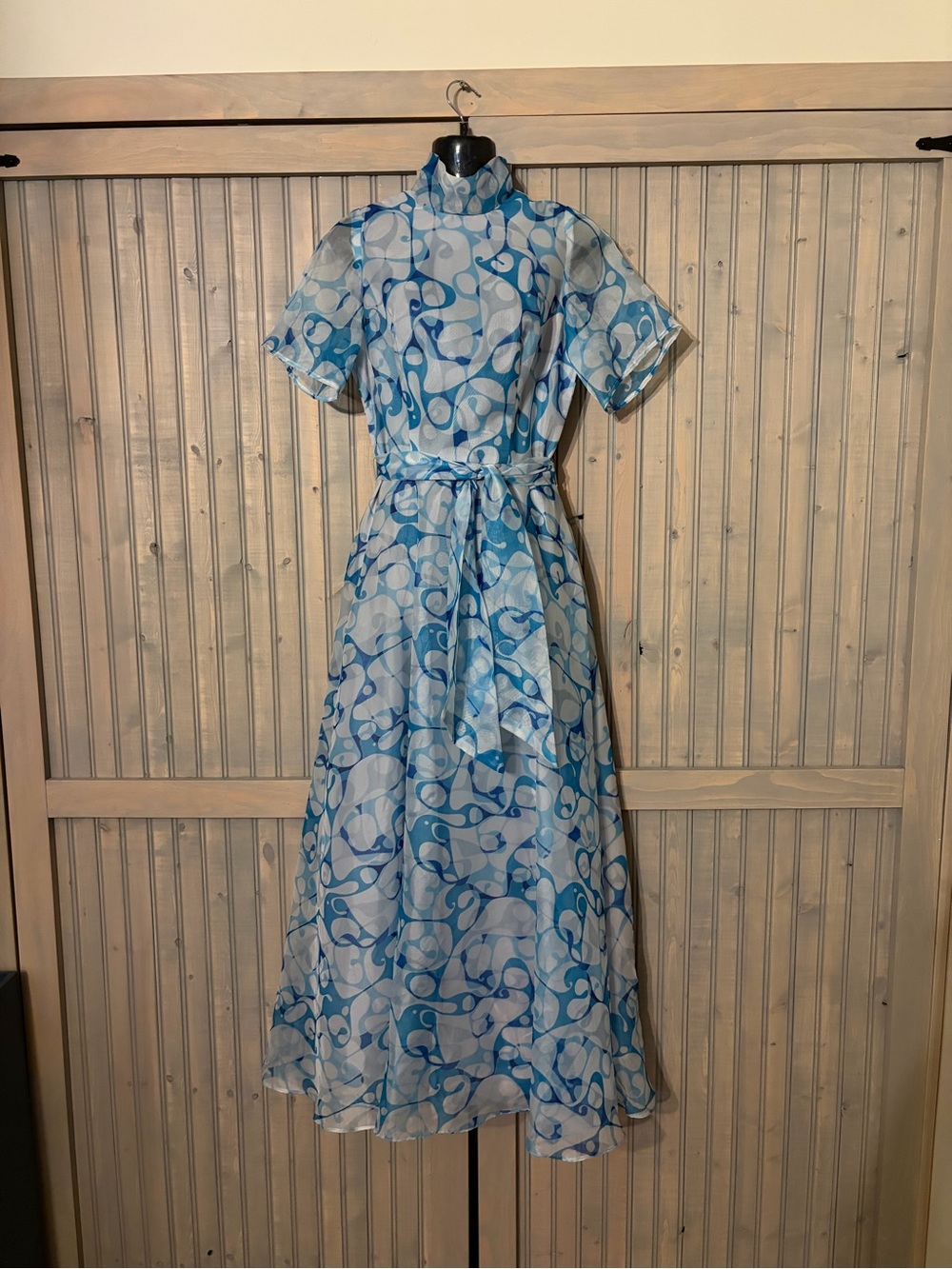 1970s Light Blue Abstract Print Short-Sleeve Midi Dress with Tie Waist